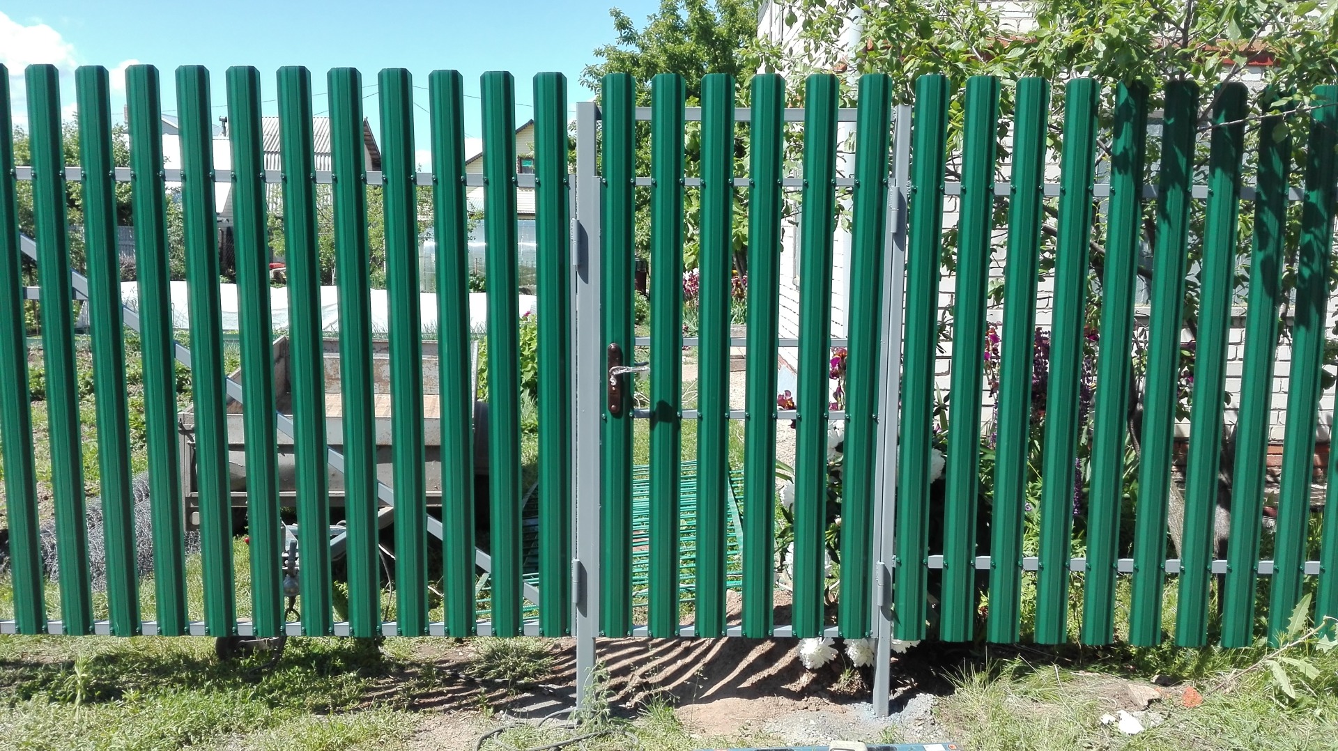 забор из металлического штакетника