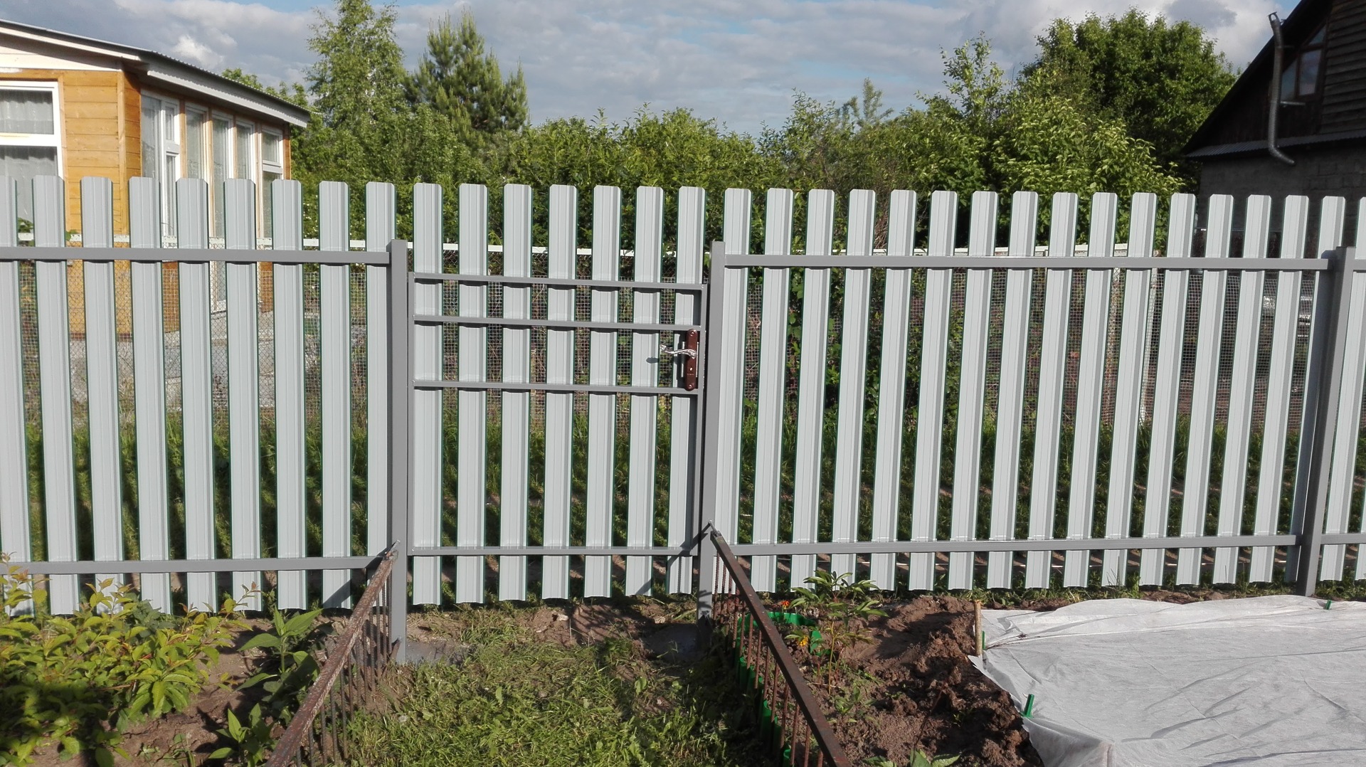 забор из евроштакетника с калиткой