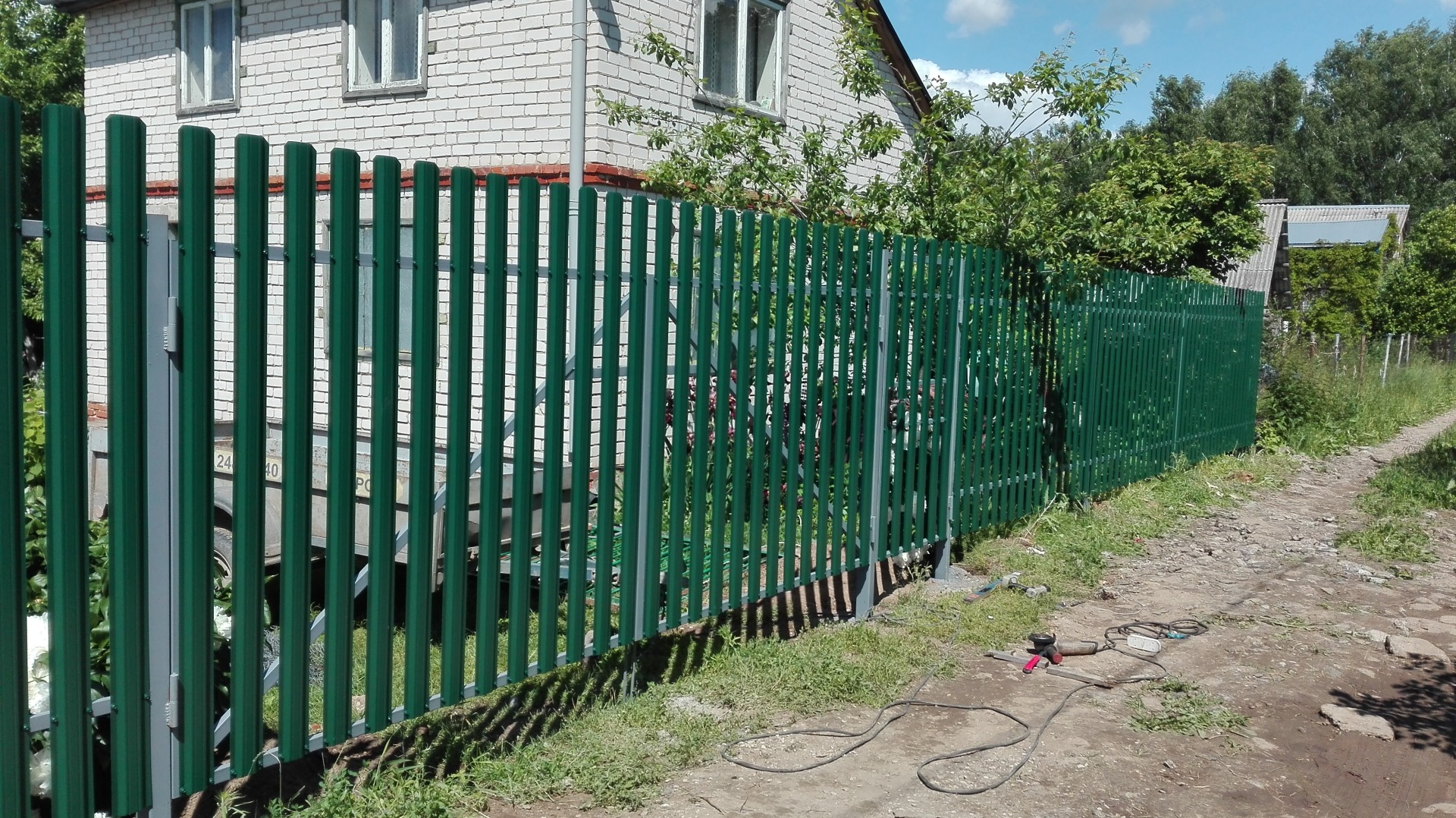забор из евроштакетника с калиткой