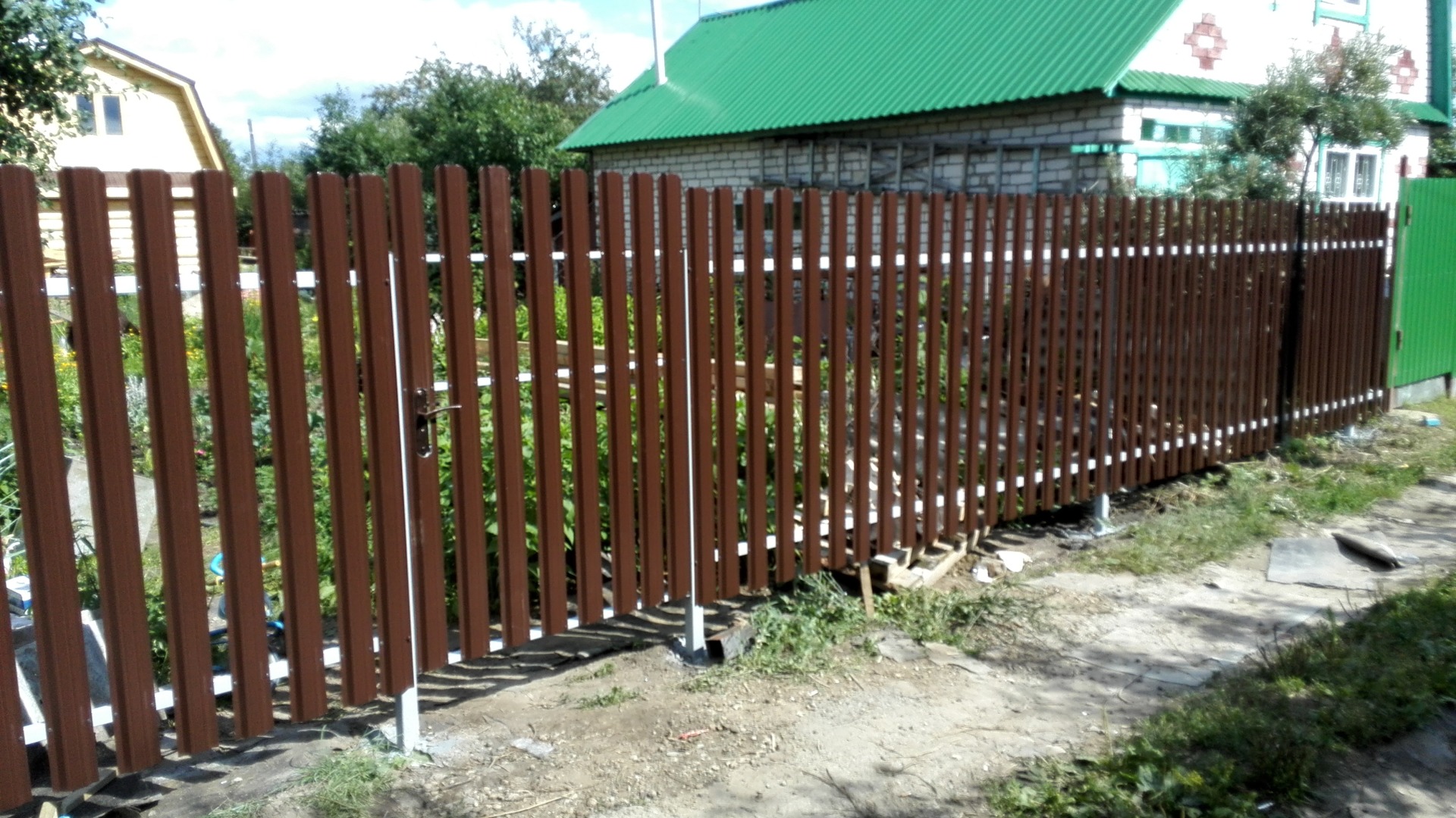 забор из металлического штакетника